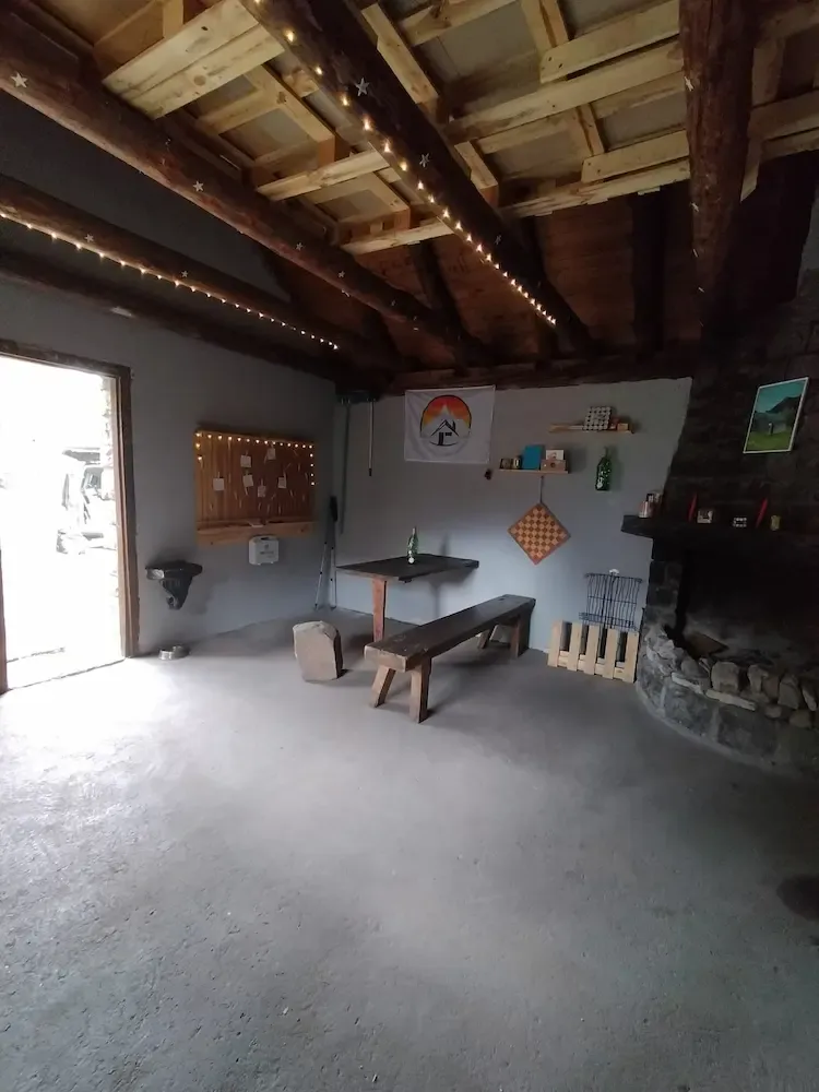 Interior del refugio con chimenea